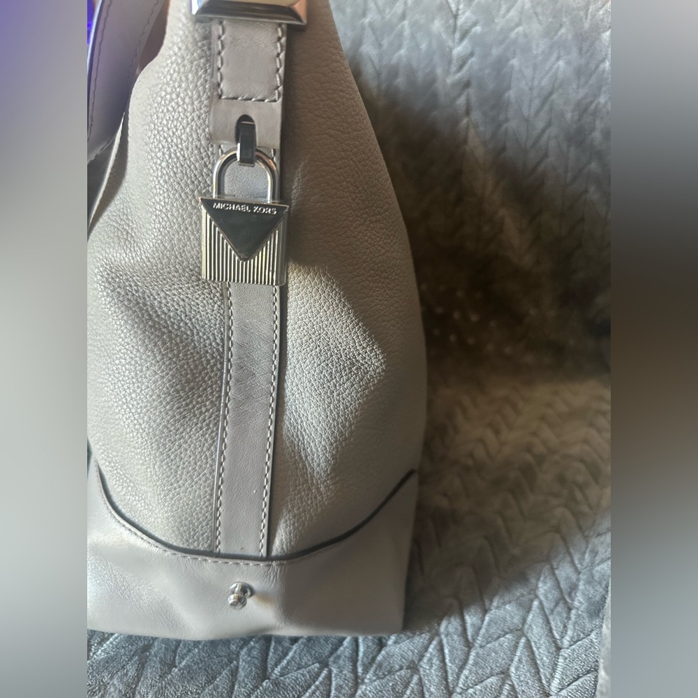 MICHAEL KORS Shoulder Bag Pearl Gray Leather - Picture 3 of 9